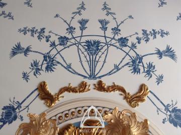 Декоративная роспись потолка в гостиной частного дома.
