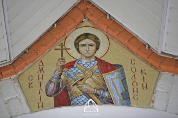 Надвратная мозаика «Святой Дмитрий Солунский» на фасаде храма.