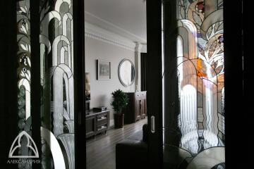 Витражная раздвижная дверь в апартаментах. Витраж в стиле арт-деко.